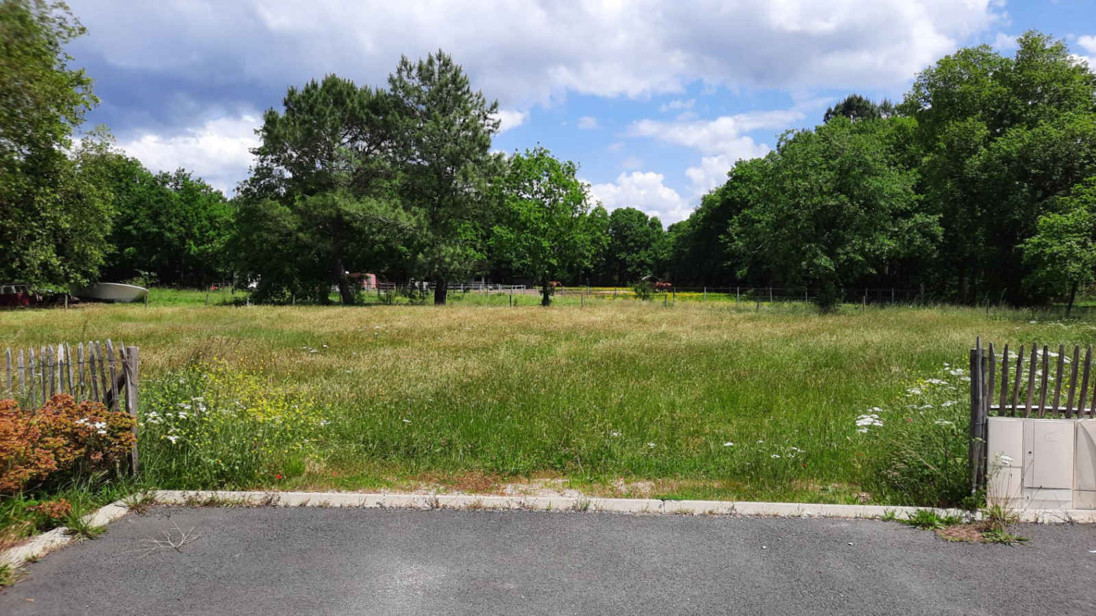 Terrain constructible de 900m2 à Le Temple