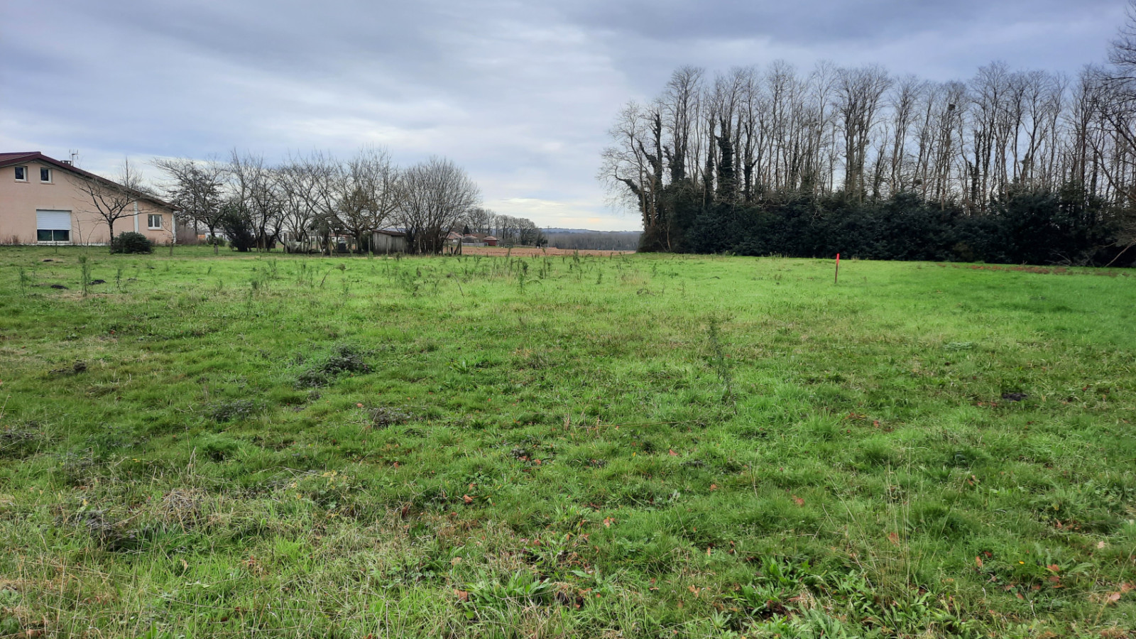 Terrain constructible de 665m2 à Josse